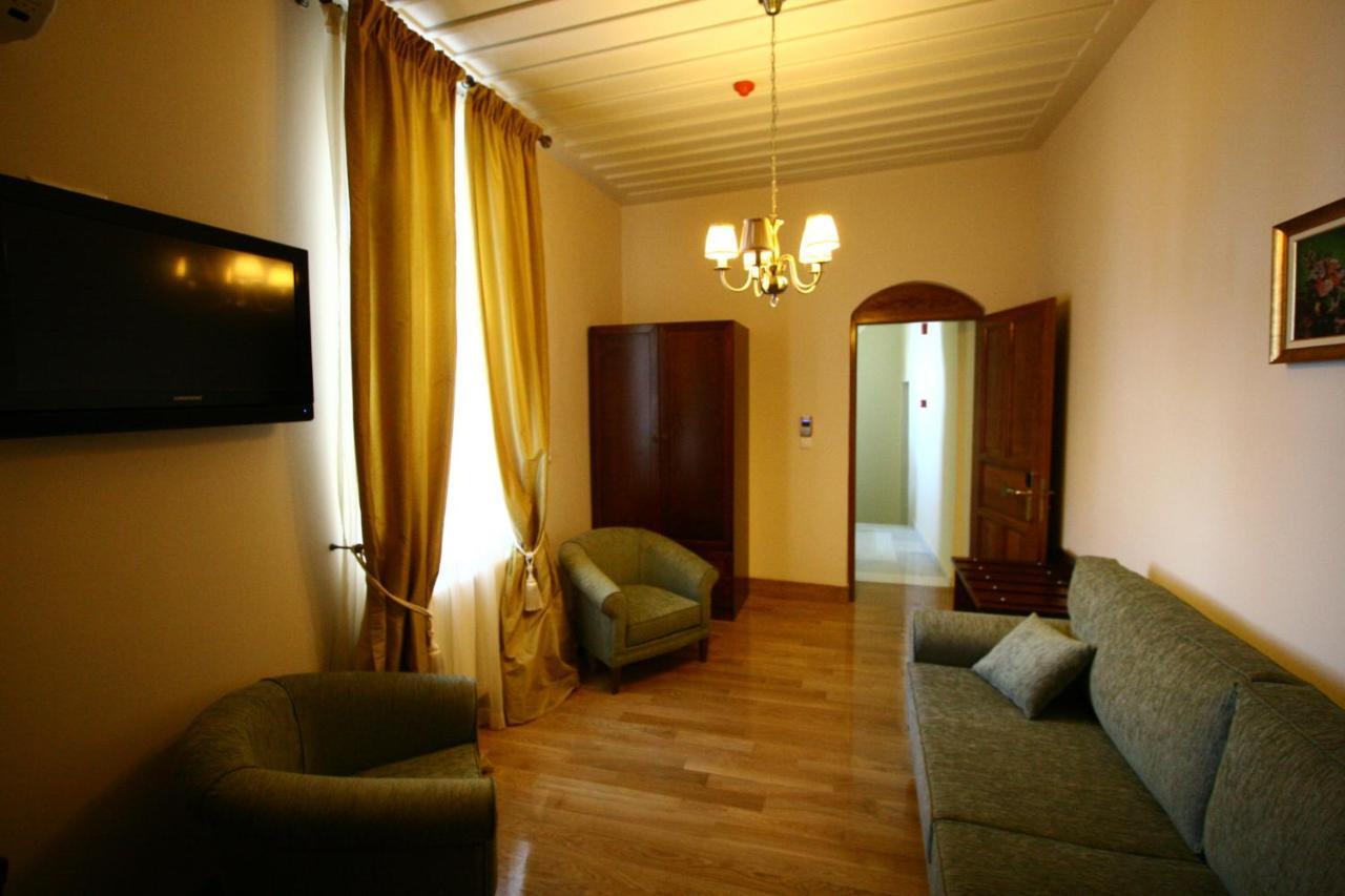 Apollonion Palace Ермополи Стая снимка